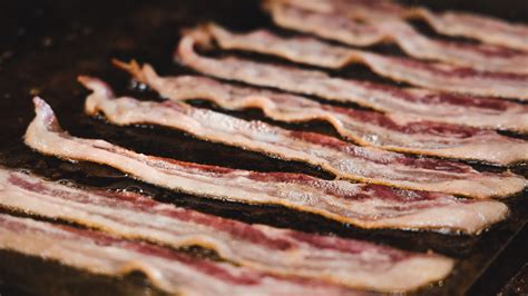 Sült bacon szeletek tálalva