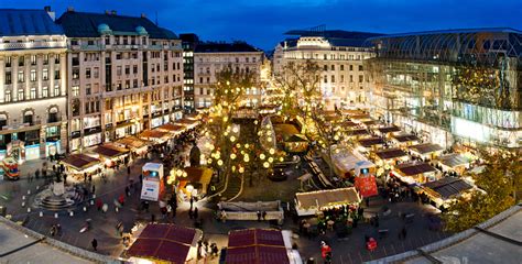 Vörösmarty Square during a market event