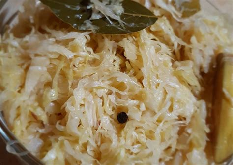 Házi savanyú káposzta fermentáló edényben