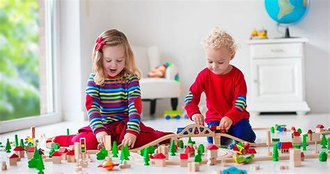 Gyerekek, akik együtt játszanak egy pizza készítő játékkal
