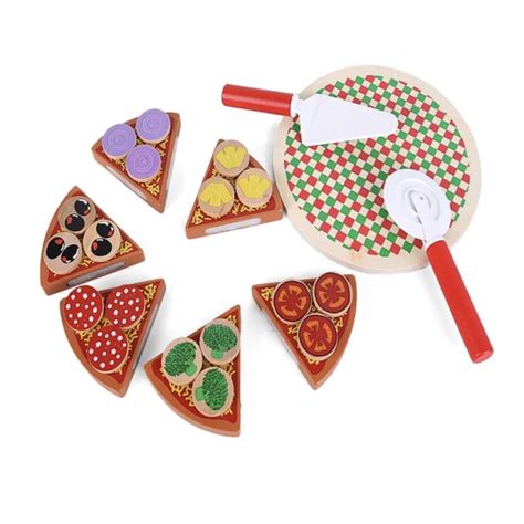 Egy vágódeszka és egy szeletelt játék pizza