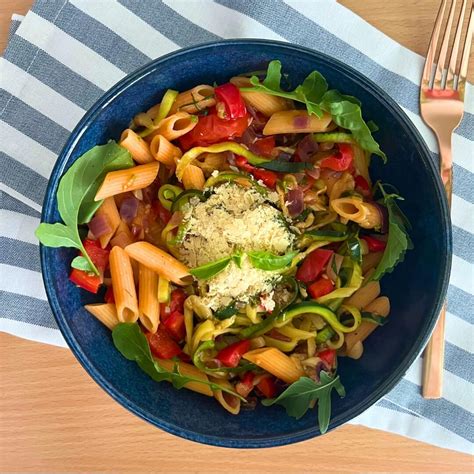 Tészta és paprika friss zöldségekkel