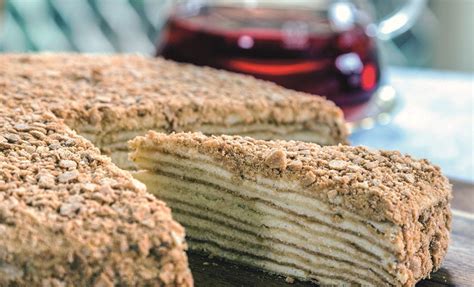 A Napóleon torta szeletelve, a réteges szerkezet jól látható