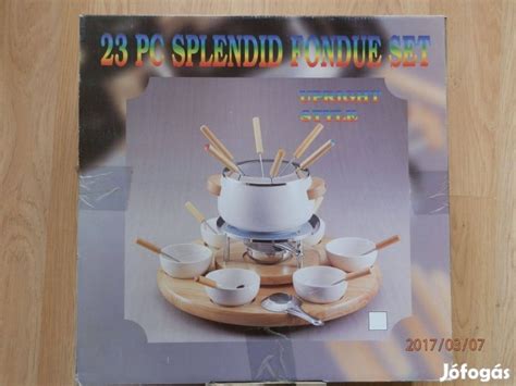 fondü edény (caquelon) használat közben, egy asztali melegítőn