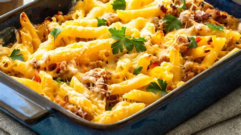 Tál tészta darált hússal és zöldségekkel