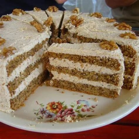 Elegánsan díszített diós torta