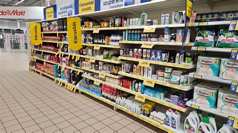 Tesco áruház törpös dekorációval