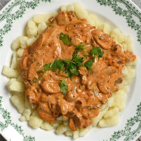 Vegán gombapörkölt tálalva nokedlivel