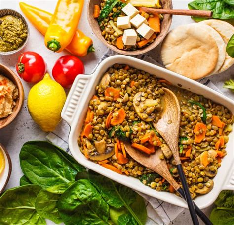 Vegán gombapörkölt különböző zöldségekkel és fűszerekkel