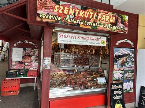 Hagyományos kamra füstölt kolbászokkal és sonkákkal