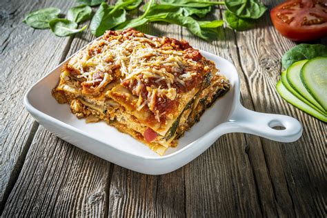 Kész cukkinis lasagne tálalásra készen