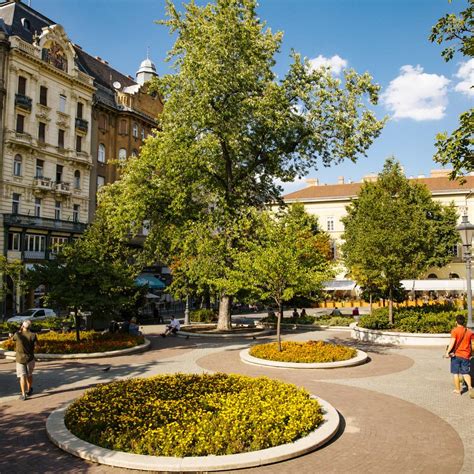 A Fővám tér látképe a Nagyvásárcsarnokkal és a Szabadság híddal