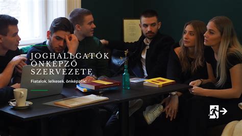Egy hallgató tartja a vizsgabizonylatát