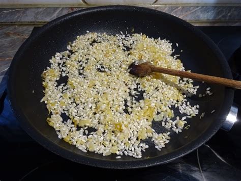 Rizs pirítása serpenyőben