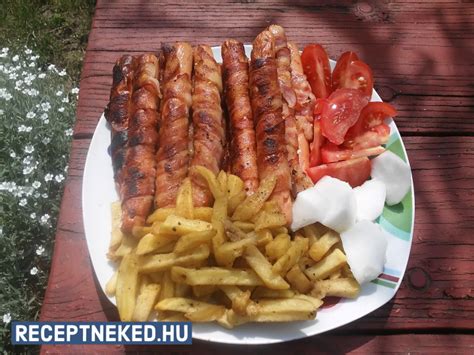Grillezett virsli sokféle feltéttel