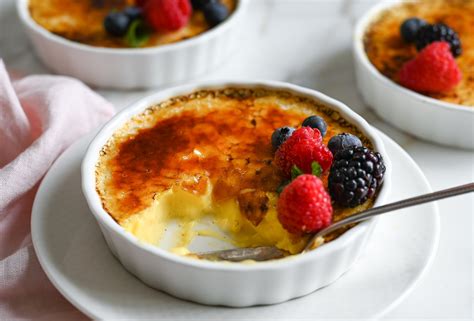 Crème brûlée előkészítése ramekinben