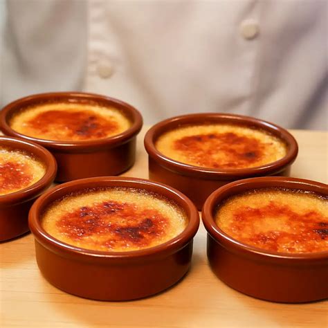 Crème brûlée karamellizálása konyhai lángszóróval