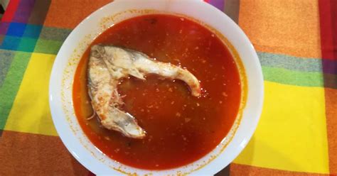 Halászlé alapanyagok: ponty, hagyma, paprika