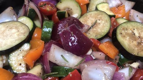 Mediterrán zöldségek és friss pulykahús egy vágódeszkán