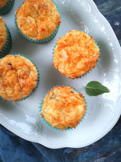 A muffin formában készült, pirult sajtos pulykás lasagne tálalása