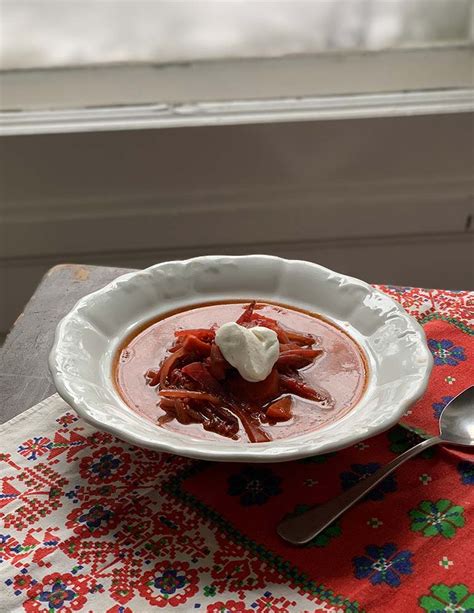 tányér borscs friss zöldségekkel és tejföllel