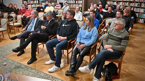 Restaurátor héber szöveget vizsgál a Cambridge-i Egyetemi Könyvtárban