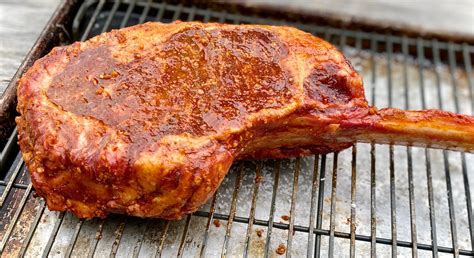 Seasoning Tomahawk steak