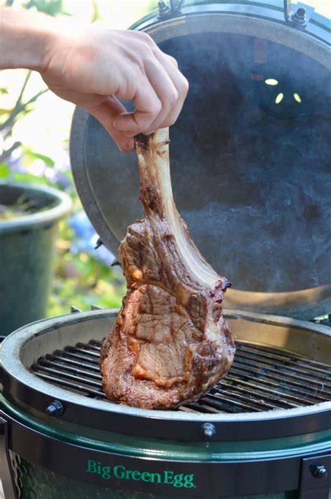 Grilling Tomahawk steak on a Big Green Egg