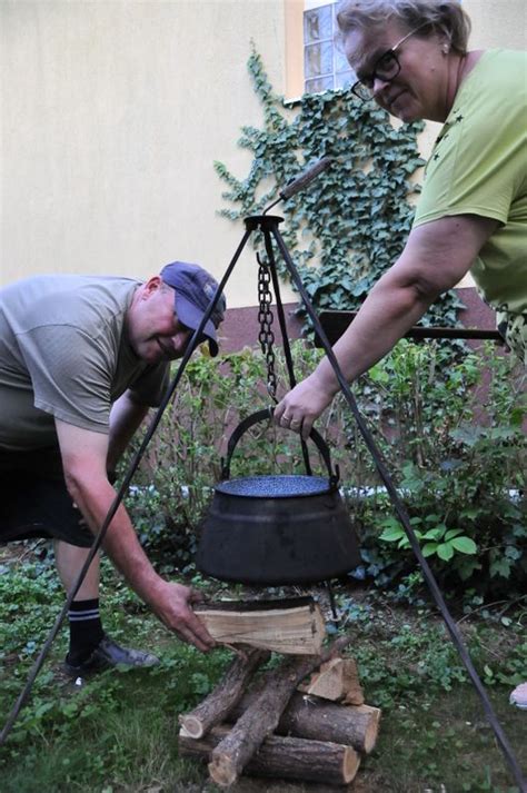 Családi bográcsozás egy szabadtéri környezetben