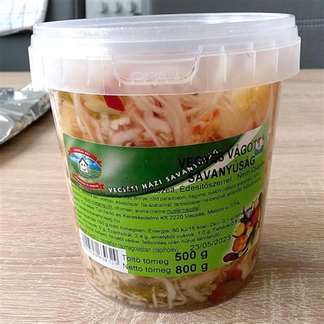 Zöldségkonzervek kamrában