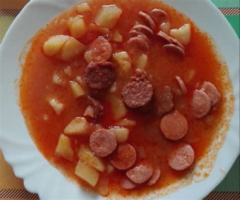Friss paprikás krumpli virslivel tányéron