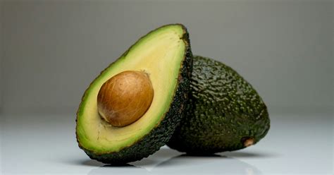 Érett és éretlen avokádó összehasonlítása
