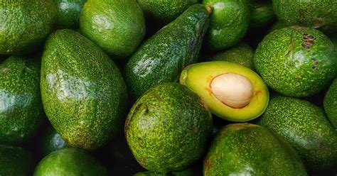 Avokádó szeletelése és mag eltávolítása