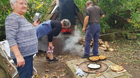 A konyhai csapat munka közben, a kemencében sülő pizzák látványa