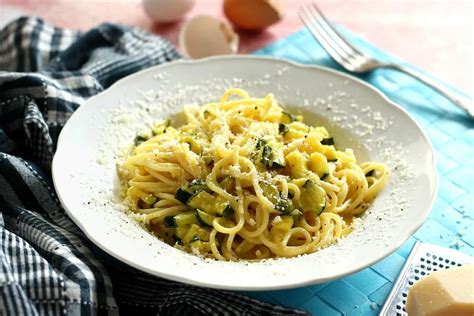 Tányér spárga carbonara szósszal