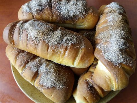 frissen sült fahéjas kiflik látványa egy rusztikus faasztalon