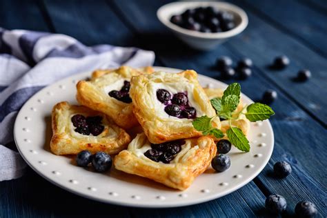 különböző formájú leveles tésztás sütemények tálcán