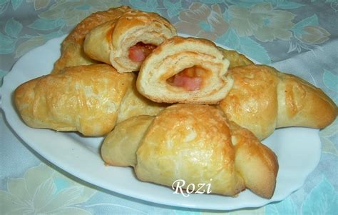 Kifli formájú sonkás-sajtos tészták