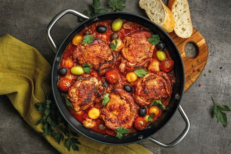 Csirke cacciatore egy tálban friss fűszernövényekkel