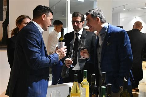 Bordeaux-i borok üvegei, címkékkel és kóstoló poharakkal
