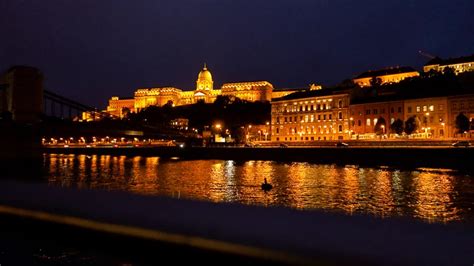 Budapest panorámaképe a Duna-partról, kivilágított épületekkel