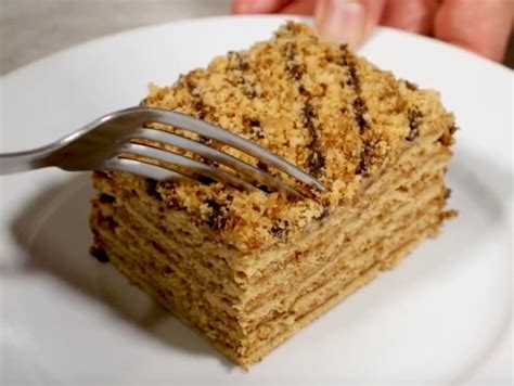 Marlenka torta szeletelve egy tányéron