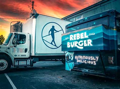 A REBEL Burger & More bejárata és logója