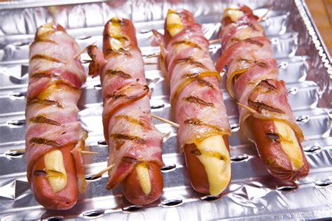 Ropogósra sült, baconbe tekert virsli sajttal