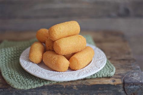 Sütéshez előkészített sajtkrokettek