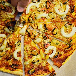Tenger gyümölcsei pizza előkészítés alatt