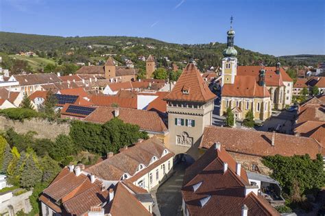 Sopron belvárosának látképe, utcakővel és történelmi épületekkel