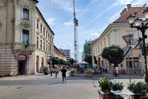 Soproni Baross utca egy részlete, utcarészlet üzletekkel