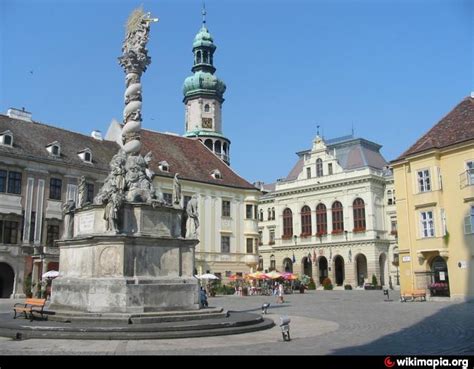 Sopron Tűztornya és a Fő tér, turistákkal