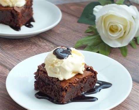 Brownie vanília fagyival és málnaöntettel